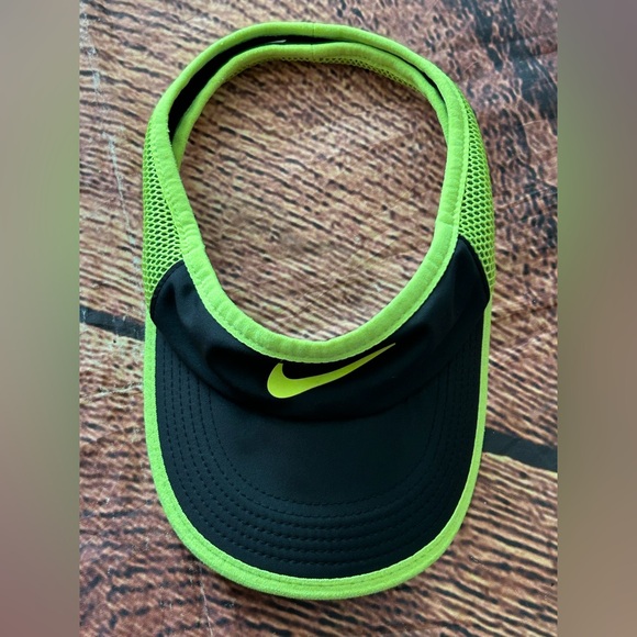 Nike Featherlight Visor Black & Volt Green - Picture 9 of 9